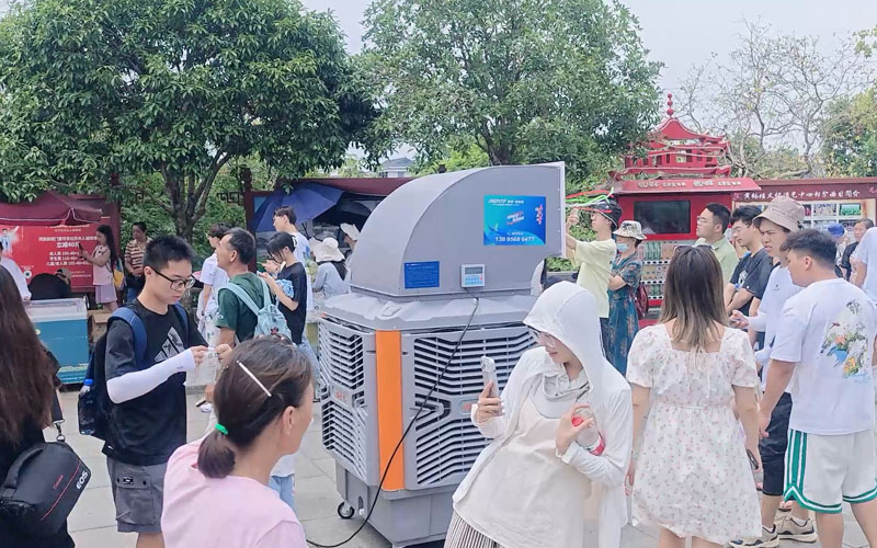 瑞泰風的移動冷風機坐標在湖北武漢黃鶴樓，為游客通風降溫消暑案例