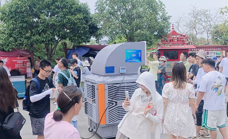 瑞泰風的移動冷風機坐標在湖北武漢黃鶴樓，為游客通風降溫消暑案例